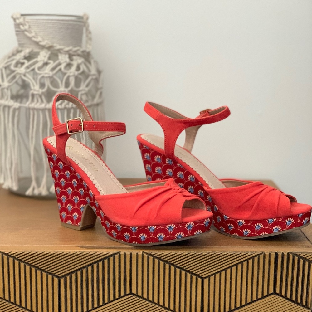 NEVER WORN 7.5 vintage inspired wedges